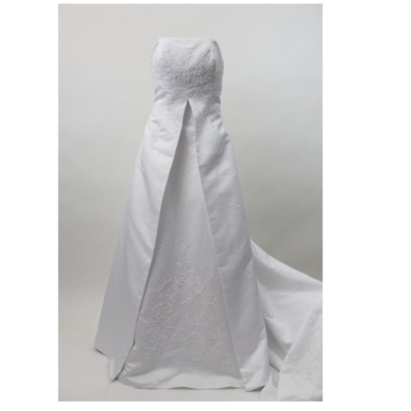 Stunning Wedding Dress - Picture 2 of 8